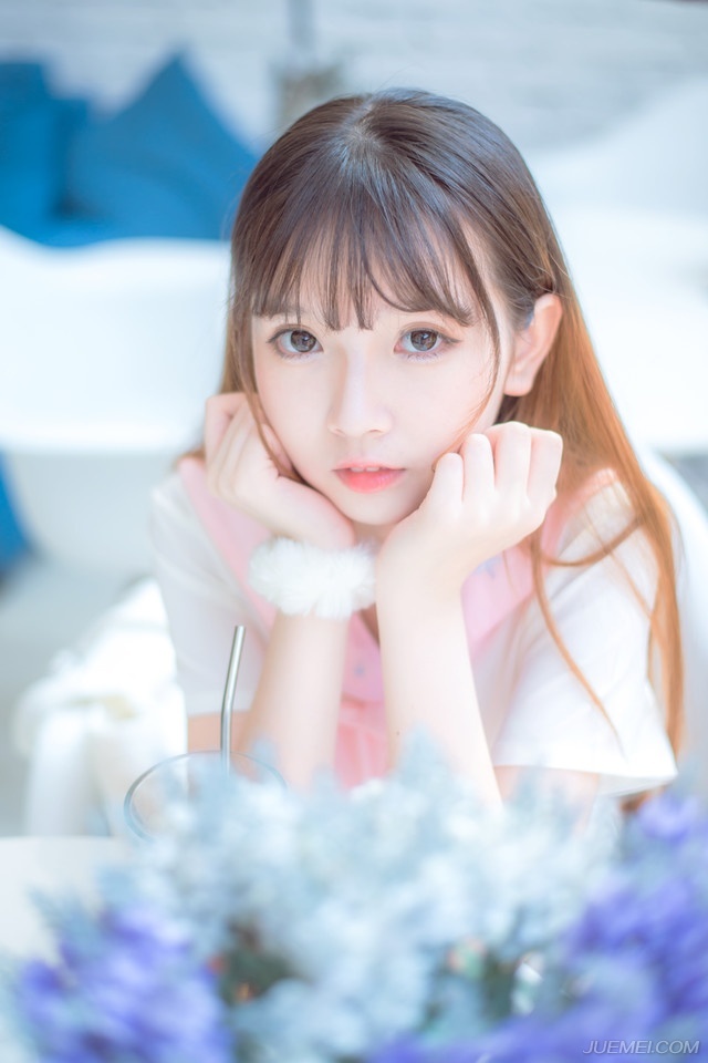 生活是好的，峰回路转，柳暗花明，前面总会有另一番不同的风光。——三毛《送你一匹马》